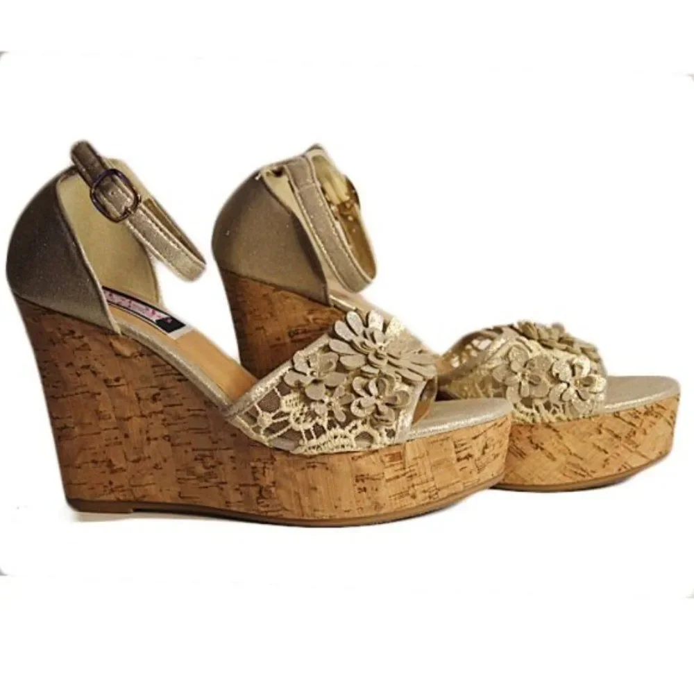 Bamboo Easy Picking Gold Flower Sandal Size 6.5